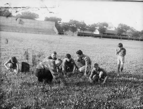 Opération ramassage des cailloux sur le terrain de football par les jeunes joueurs