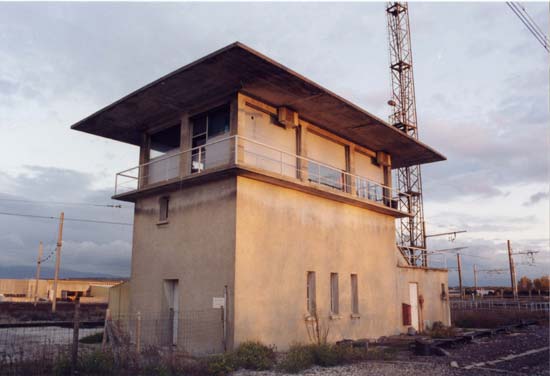 La tour de contrôle et d'aiguillage de la SNCF
