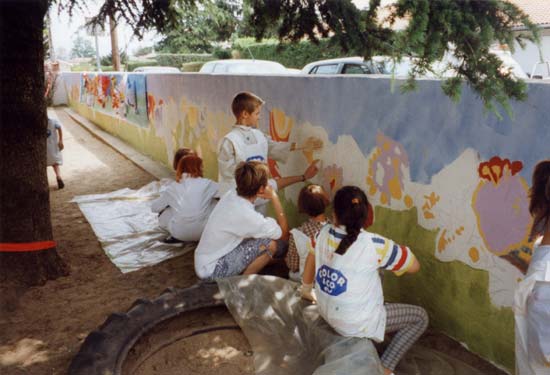 Réalisation d'une fresque de decoration sur le mur de l'école J. Moulin
