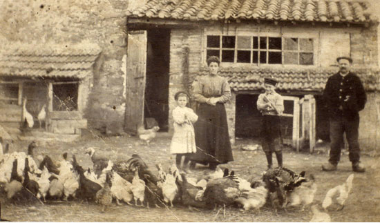 Famille de paysans devant leur ferme
