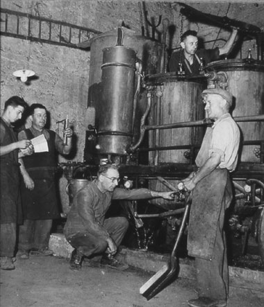 Scène de distillerie chez la famille Reymond