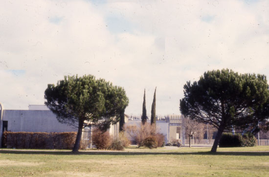 Parc urbain et en arrière-plan, le centre culturel Luois Aragon