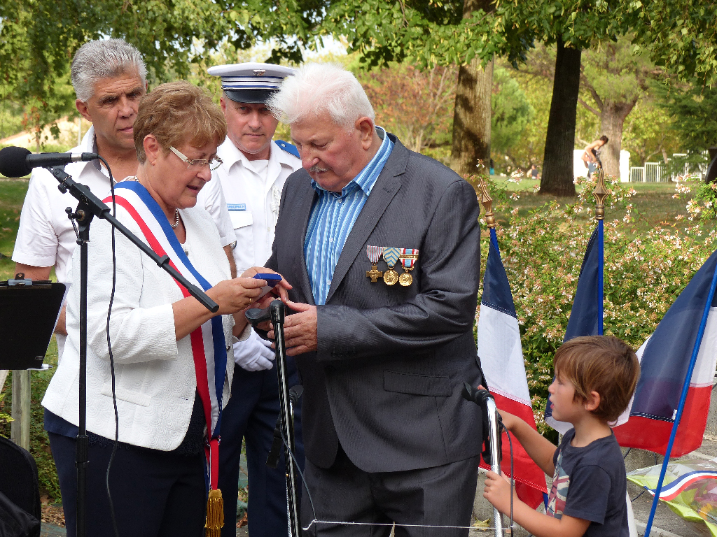 Guy Debard reçoit la médaille de la ville