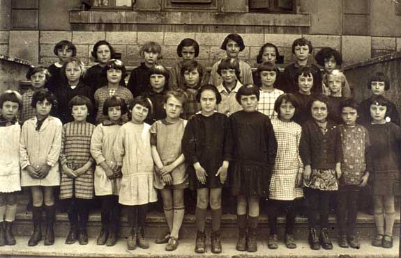 Classe de filles devant l'ancienne école