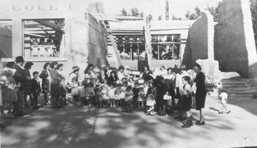 Groupes d'élèves devant l'école de fille détruite lors des bombardements américains d'août 1944