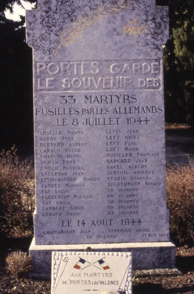 Le Monument aux Morts en mémoire des martyrs