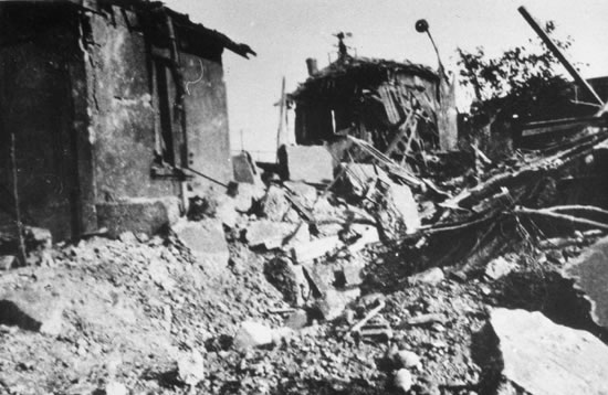 Maisons détruites lors des bombardements américains d'août 1944