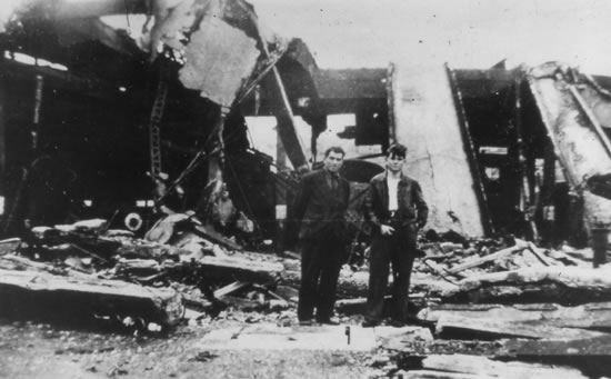Portois devant le dépôt SNCF détruit par les bombardements américains en août 1944