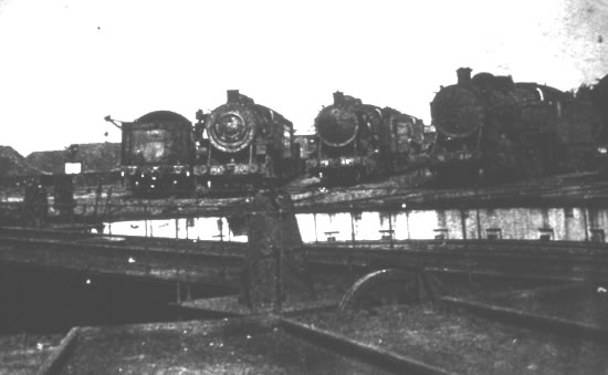 Les locomotives garées dans la rotonde